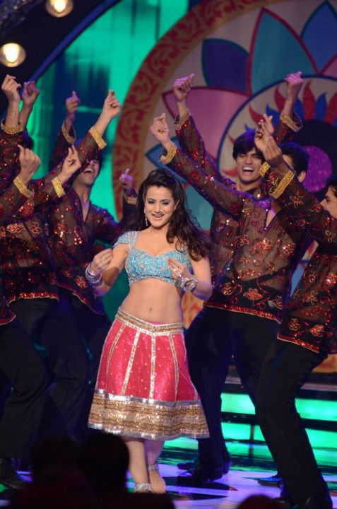Amisha Patel bnavel1 - Amisha Patel Dance Performance Apsara Awards 2012