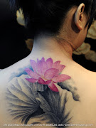 tatouage lotus. Sur le dos de cette jeune femme est tatoué une fleur de . tatouage lotus