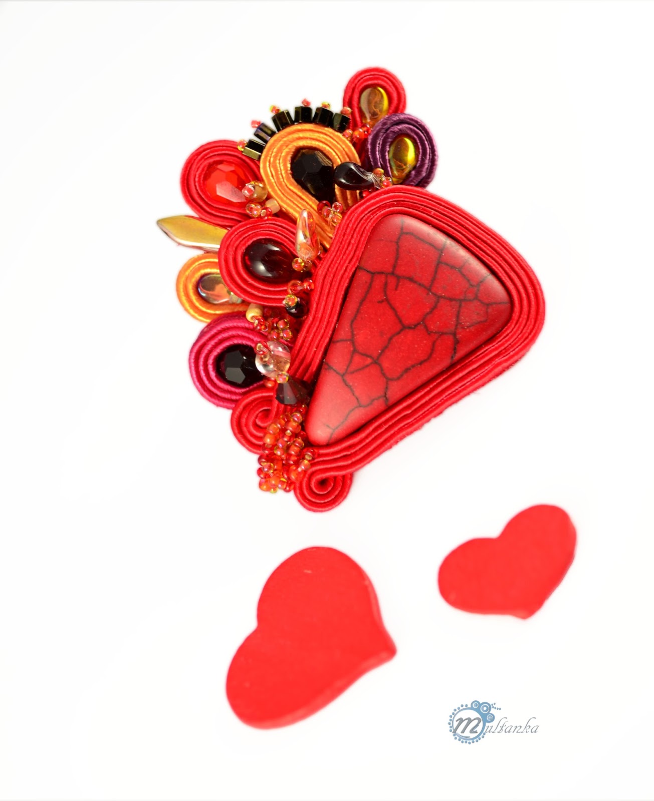 Ogniście czerwona broszka uszyta w technice haftu soutache. Wykonanie - multanka.