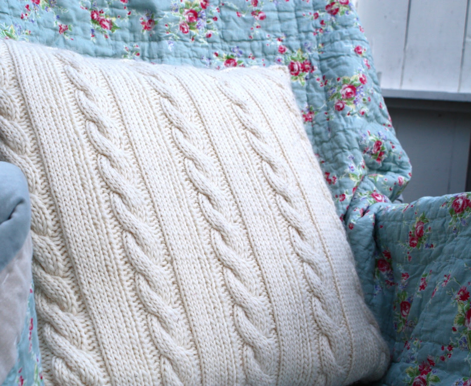 Strikket Pute Med Lus Og Knapper