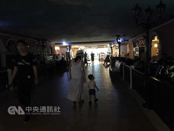 新北市板橋區大遠百購物中心13日下午約4時30分無預 警停電,造成8樓與9樓營業中的餐廳與櫃位停擺,無法 作業,消費者只能靜待恢復供電。圖為餐廳區一片漆黑 。 新北市板橋區大遠百購物中心13日下午約4時30分無預 警停電,造成8樓與9樓營業中的餐廳與櫃位停擺,無法 作業,消費者只能靜待恢復供電。圖為餐廳區一片漆黑 。