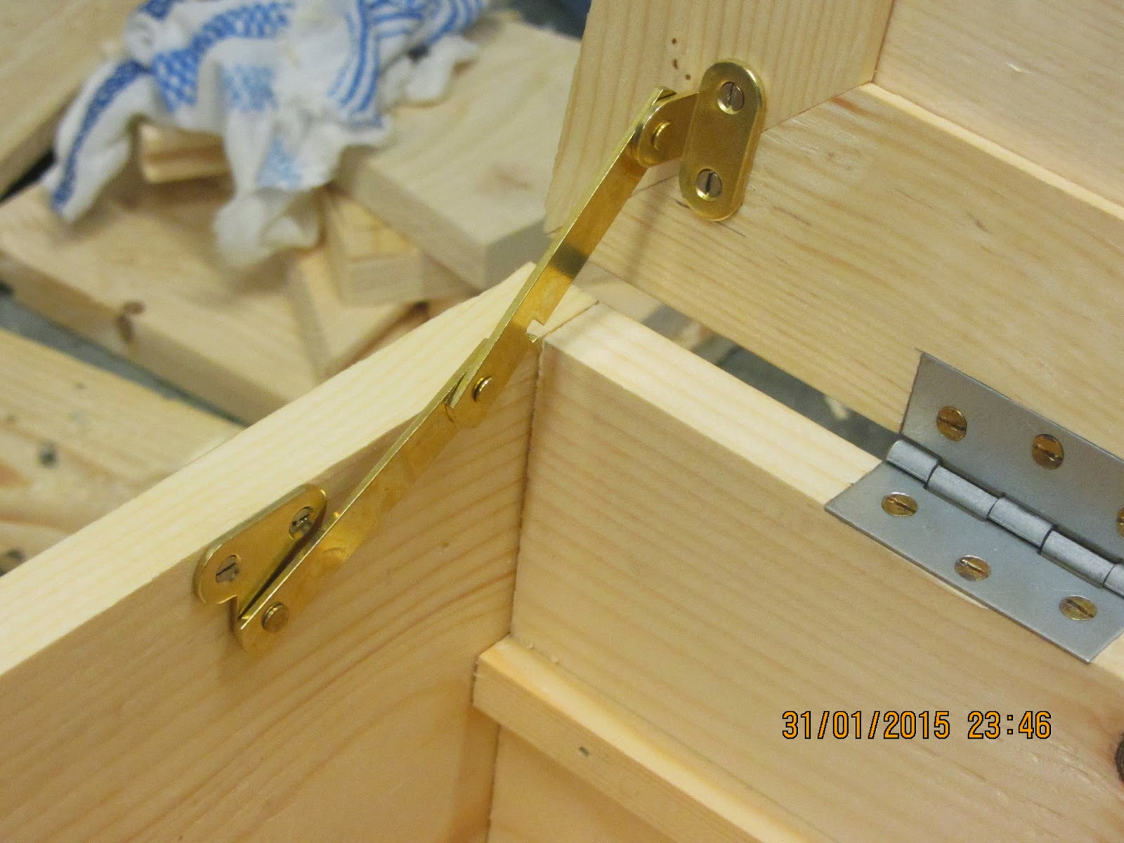 Mulesaw New tool chest for the sea 7, lid stay or dust seal?