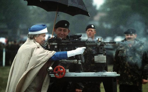 Trucs drôles Queen+Elizabeth+II+firing+a+British+L85+battle+rifle.+Surrey,+England,+1993