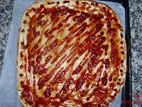 Pizza barbacoa con borde sorpresa-añadiendo salsa barbacoa