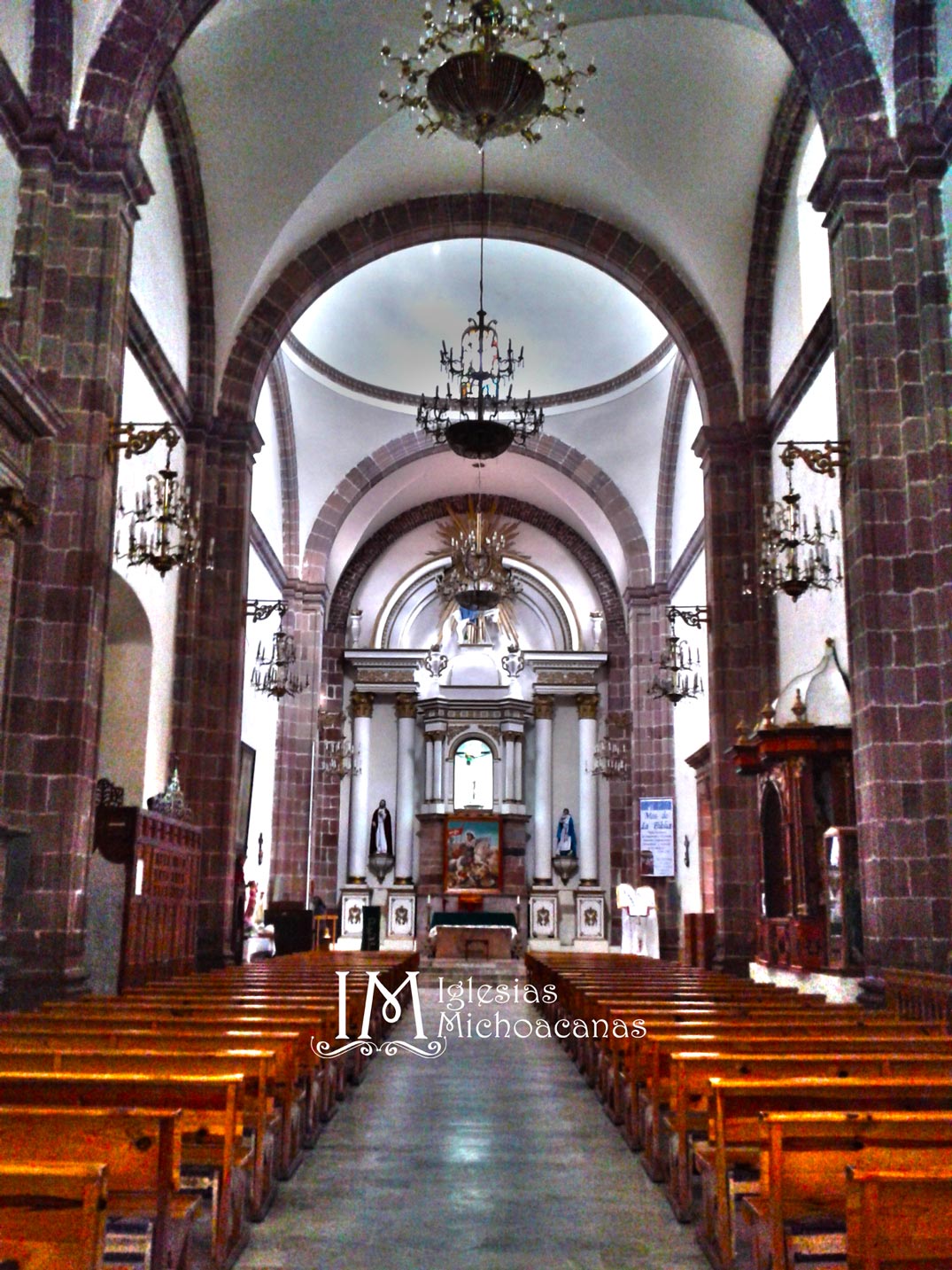 Iglesias Mexicanas: Iglesia de Santiago Apóstol en Tuxpan, Michoacán.