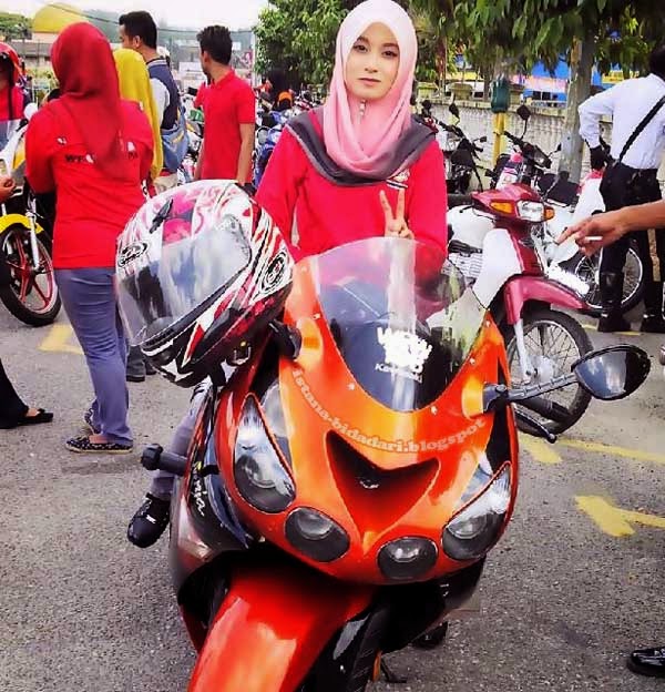 Foto Model Motor Pake Hijab