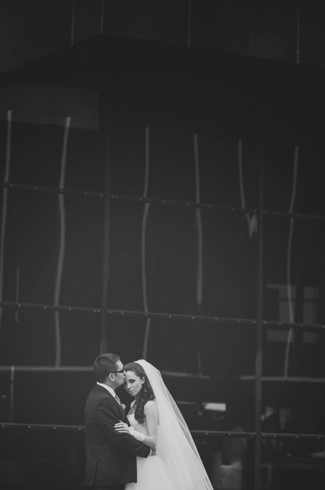 Вика и Денис. Свадебная фотосессия_11 свадебный фотограф, свадебная фотография, архитектурная съемка, фотосъемка в Киеве, урбанистическая свадьба, фотография на фоне зданий в Киеве, красивые свадебные фотографии