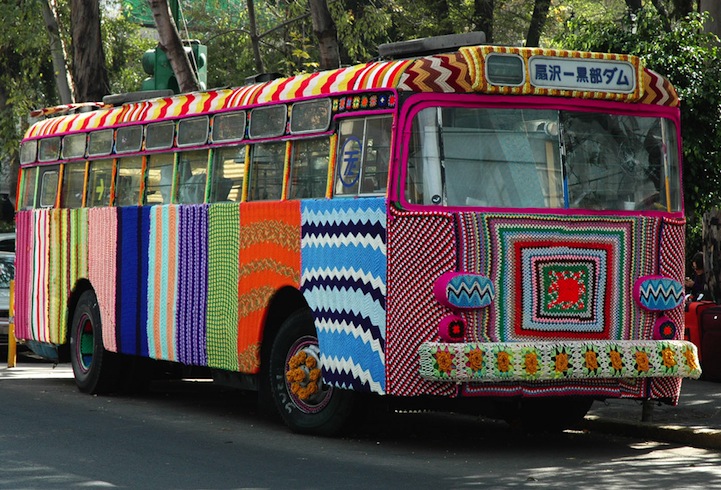 Magda Sayeg envelopando ônibus