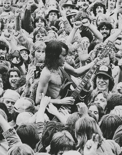 acdc-angus-crowdsolo.jpg