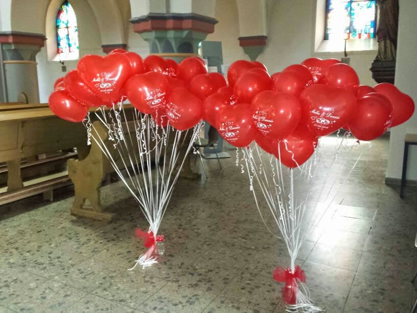 Helium gefüllte Herzballons zur Hochzeit