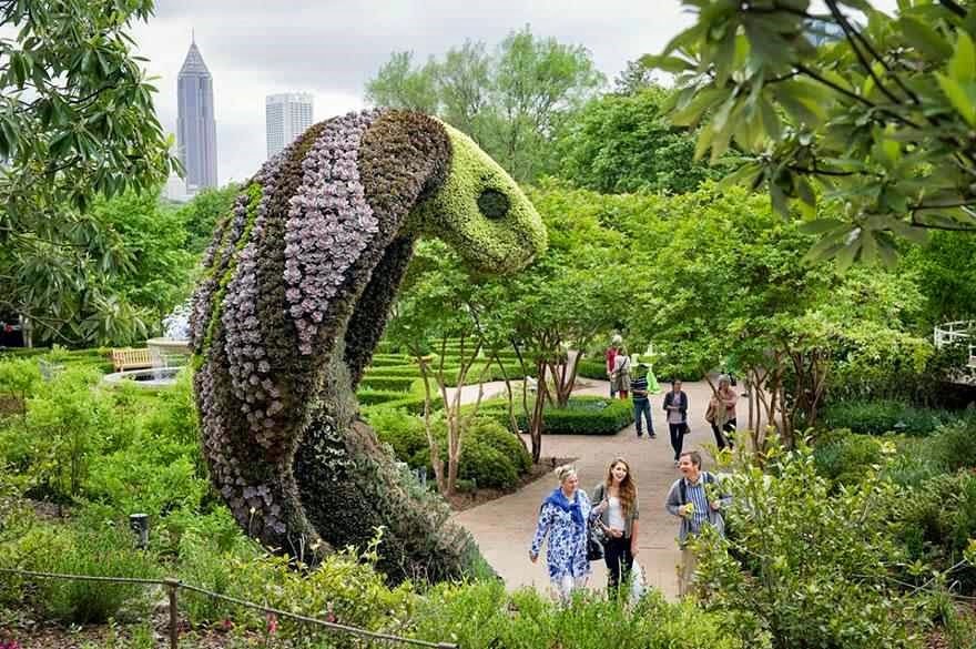  تحتوي هذه الحديقة الواقعة في وسط أتلانتا، جورجيا - الولايات المتحدة الأمريكية على نحوت عملاقة صنعت من النباتات والأزهار Giant+Sculptures+Made+of+Plants+and+Flowers+5