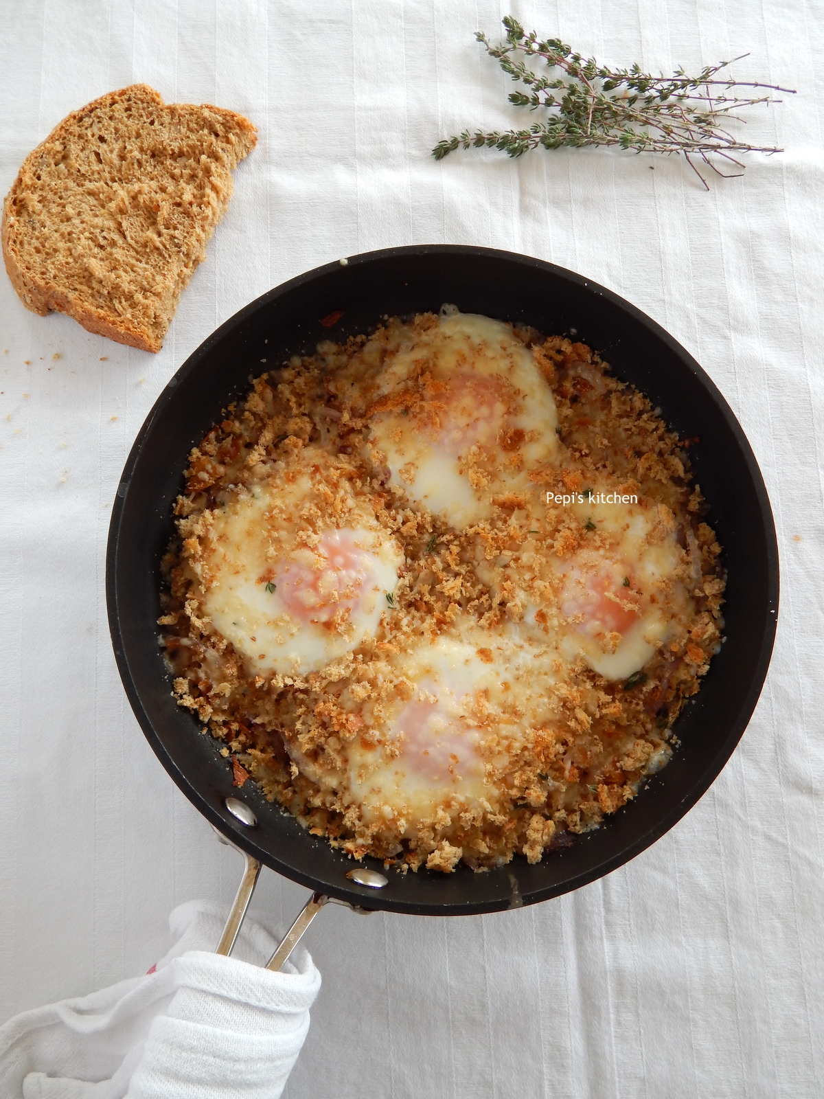 Pepi's kitchen in english: Baked Eggs with Onions and Parmesan
