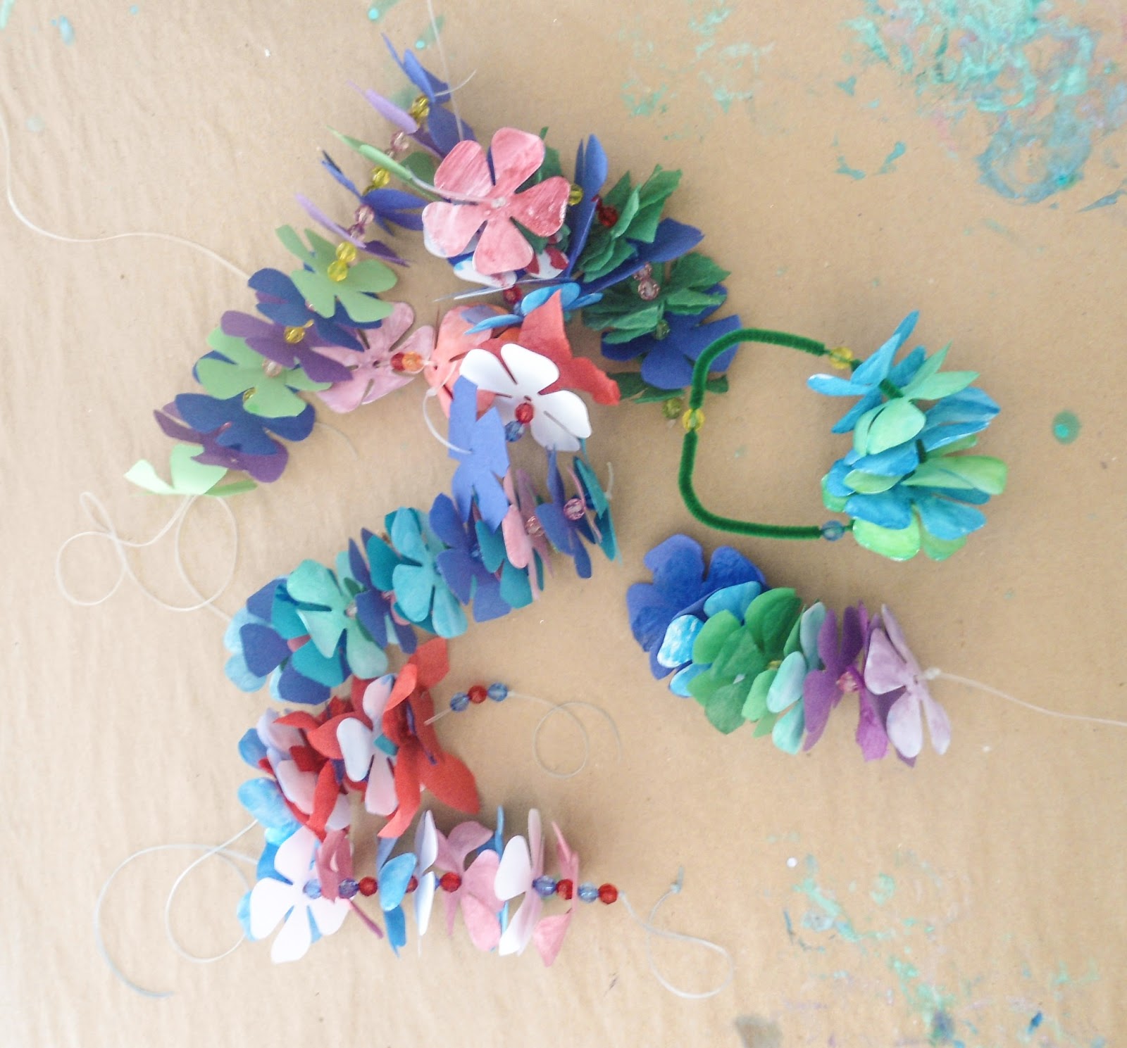 What Katie did next....... Craft of the Day Hawaii Flower Necklace