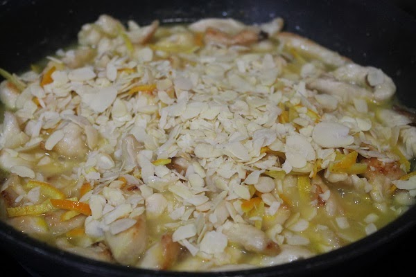 Tiras De Pollo Con Cítricos Y Almendras
