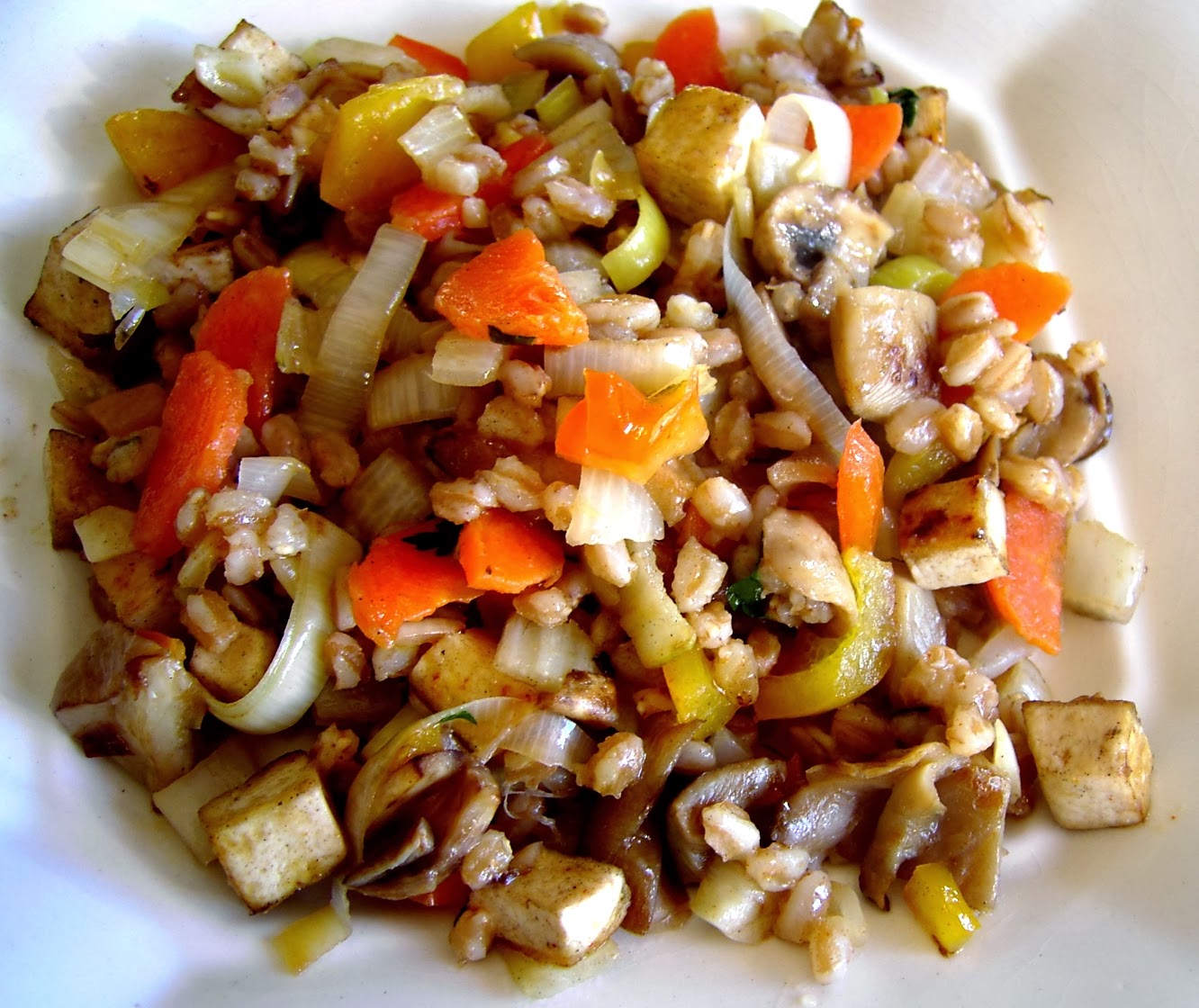 salteado de farro, tofu y verduras salteado de farro, tofu y verduras