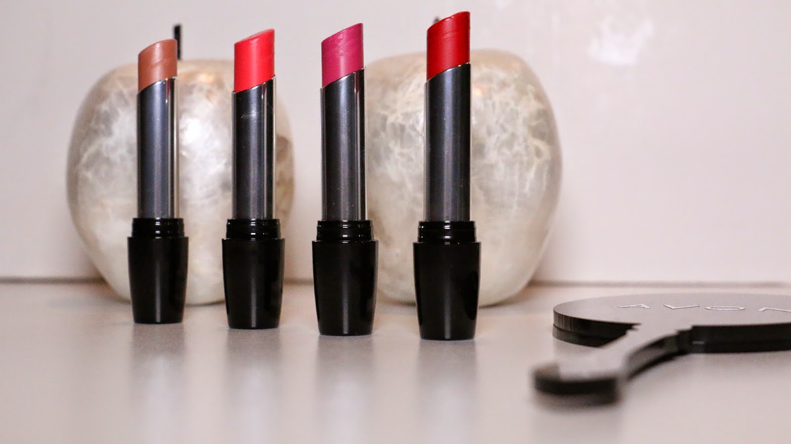 avon - avon indulgence ruj - lipstick - makyaj blogları - kozmetik blogları - lipbalm - nem sağlayan ruj - avon rujları - makyaj uygulaması 