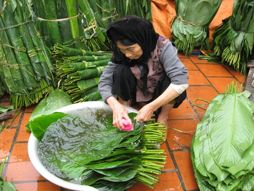 "Banh Chung" - the soul of Vietnamese New Year! - How to make a "Banh Chung"? "Banh Chung" (Chung cake) is a traditional and irreplaceable cake of Vietnamese people in the Tet Holidays and King Hung’s anniversary (10th March Lunar). For the Vietnamese, making "Banh Chung" is the ideal way to express gratitude to their ancestors and homeland.