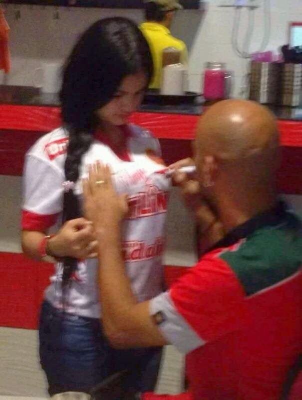 Hal Dunia 5 Gambar Awek Kelantan Tidak Kisah Diraba Asalkan Dapat Tandatangan