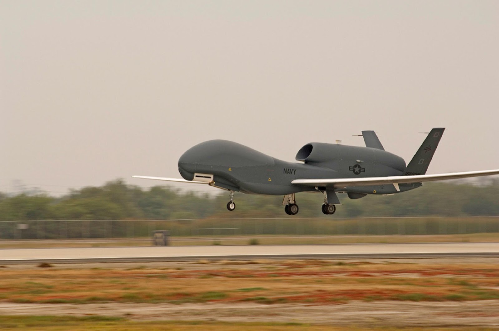 http://3.bp.blogspot.com/-br8kbslscVw/UDAbIGV5JMI/AAAAAAAALLA/FHehae_IyPI/s1600/northrop_grumman_rq-4_globalhawk_approaching.jpg