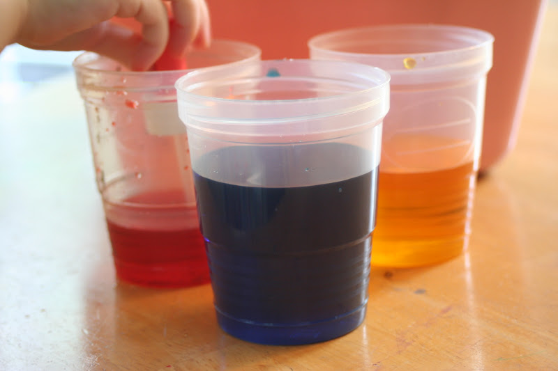 Little Page Turners Fun with Science! "Painting" with Vinegar.