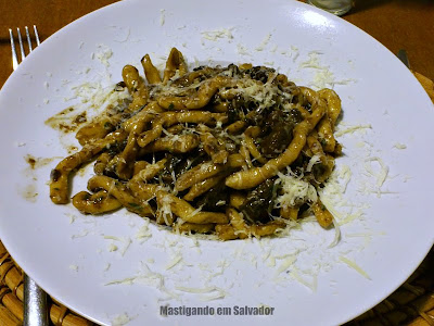 Pastificio Fiorentino: Strozzapreti ao Molho de Três Cogumelos Pastificio Fiorentino: Strozzapreti ao Molho de Três Cogumelos