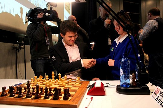 Bien joué - mais pourquoi ne pas débuter la partie d'échecs avec l'autre Cavalier comme 1.Cf3 par exemple ? Bien joué - mais pourquoi ne pas débuter la partie d'échecs avec l'autre Cavalier comme 1.Cf3 par exemple ?