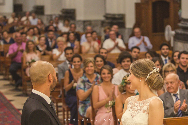 invitados de boda aplaudiendo en la ceremonia