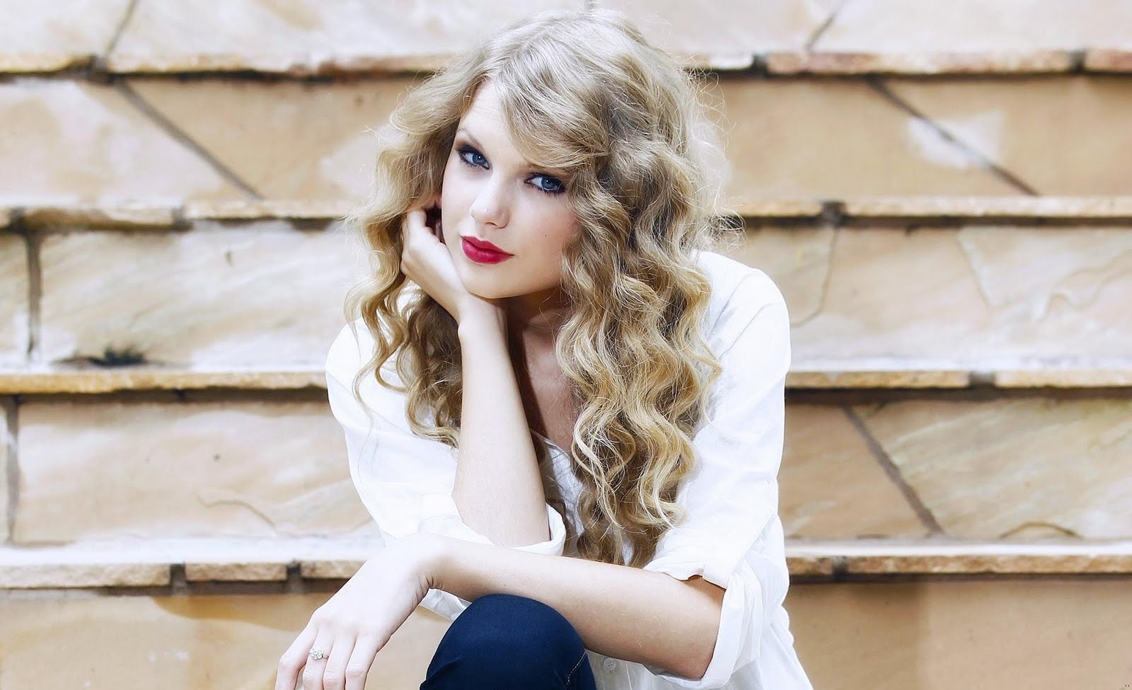 http://3.bp.blogspot.com/-c-NZ32HOU0o/TwcuDhFz_nI/AAAAAAAAM7w/n4l6VOO3M50/s1600/Taylor_Swift_red_lips_america_singer_wallpapers.jpg