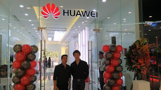 Huawei Opens First Experience Store in Mall of Asia