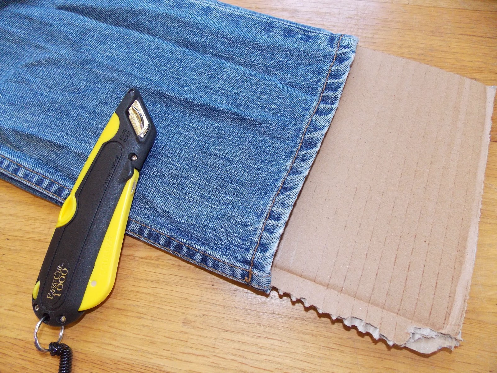 {DIY} Distressed Boyfriend Jeans Compass Lane Chic