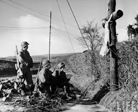 Soldados EEUU 82º Div. REZAN ANTE UN CRUCIFIJO ANTES D/L BATALLA (29/12/1944)