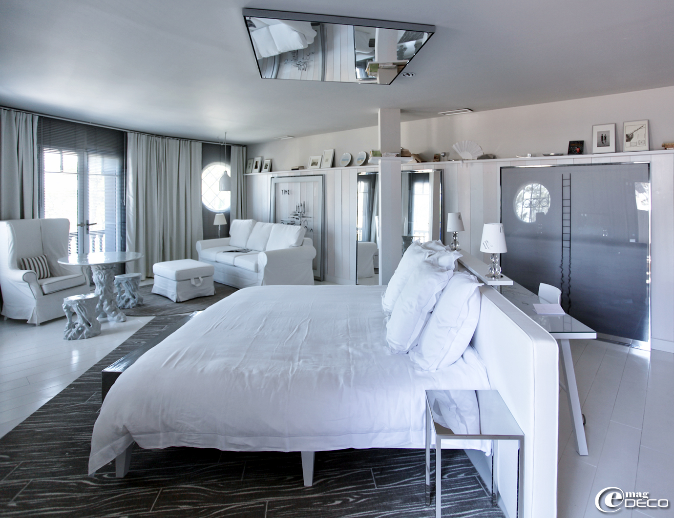 Junior suite à l'hôtel La Co(o)rniche, avec son lit que Philippe Starck fait trôner au centre