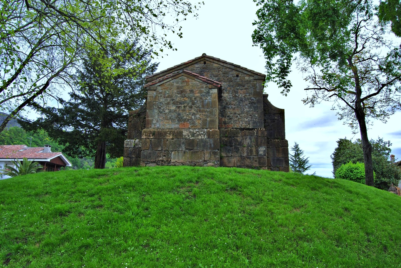 El Madreñazo Dolmen de Santa Cruz. Cangas de Onís.
