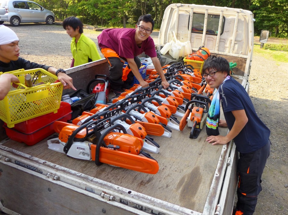 岐阜県立森林文化アカデミーブログ 伐倒方向よし 受け口よし チェンソー操作よし