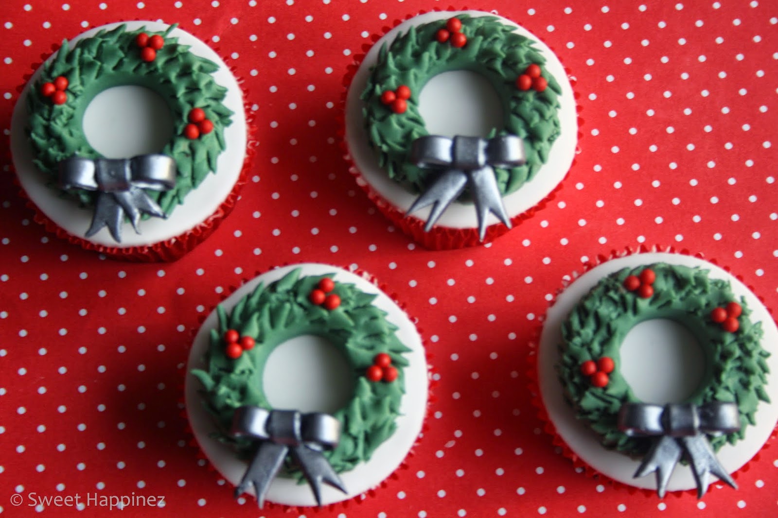 http://3.bp.blogspot.com/-c90eraKVuOo/VGBVHJOMZRI/AAAAAAAAEIw/yax2MZ2k6x8/s1600/Kerstkrans%2BCupcakes%2B13.JPG