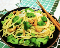 Macarrão com Brócolis e Castanha-de-Caju Macarrão com Brócolis e Castanha-de-Caju (vegana)