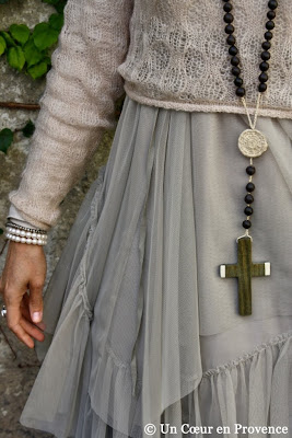 Detail of an Argentine rosary of seeds and wood beads, in Empreinte Éthique, skirt Ewa i Walla