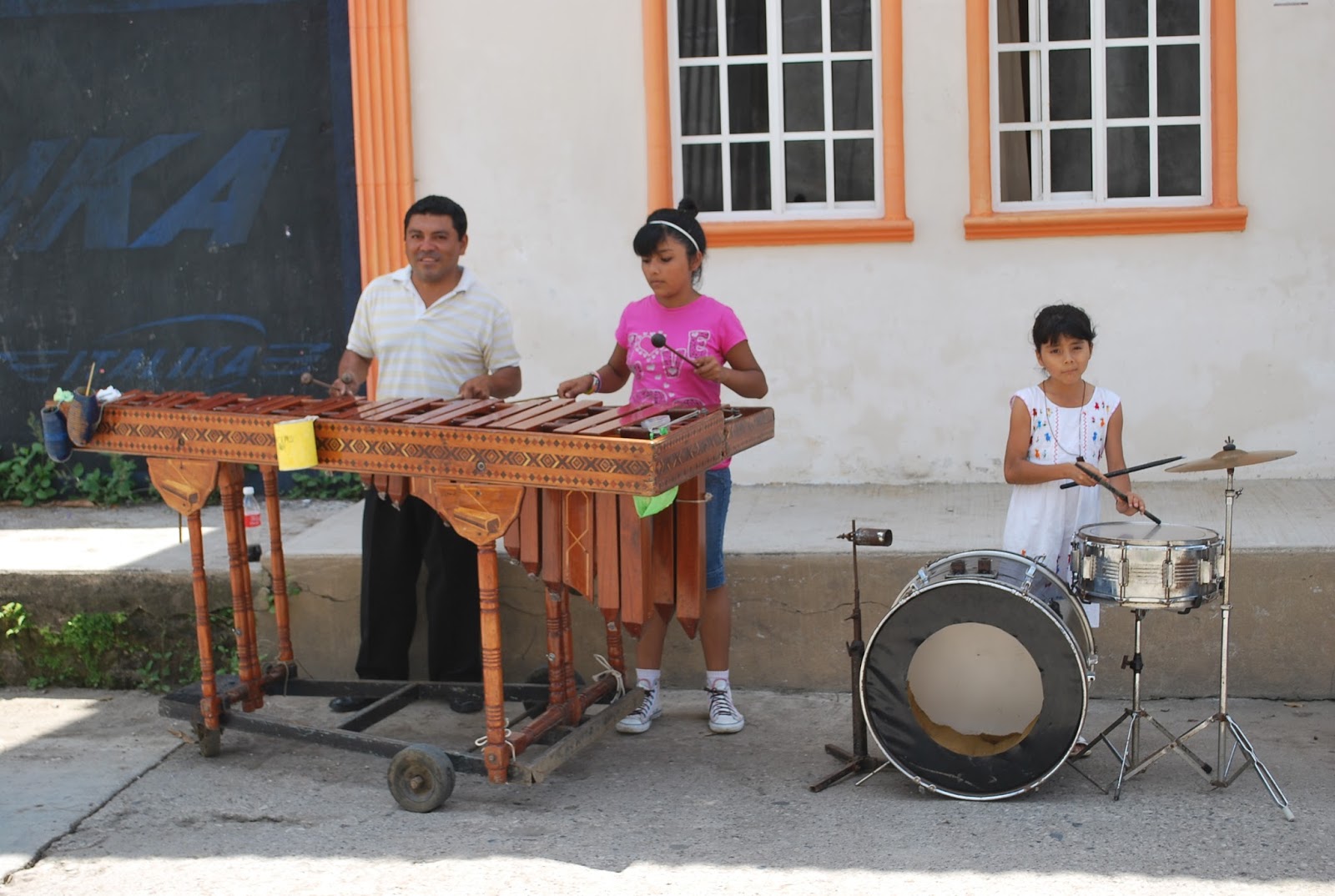 NOTICIAS TLAPACOYAN CON LA MUSICA BUSCAN EL PAN Y SAL DE TODOS LOS DIAS
