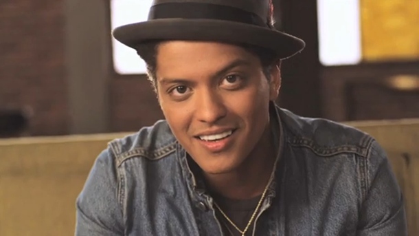 tersenyum: Biodata Bruno Mars