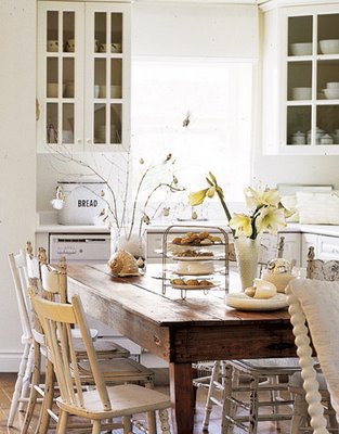 UNA MESA DE MADERA EN LA COCINA / A WOODEN TABLE IN THE KITCHEN | desde