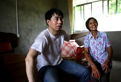 Zeng Aiyun, who spent 11 years on death row before being cleared, visits his mother in July 2015