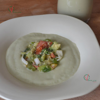 
sopa Fría De Aguacate Con Pico De Gallo
