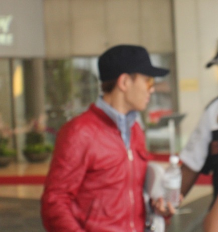 [Vid/Pics] GD&TOP y Seungri dejando Singapur a Malaysia Picture+9
