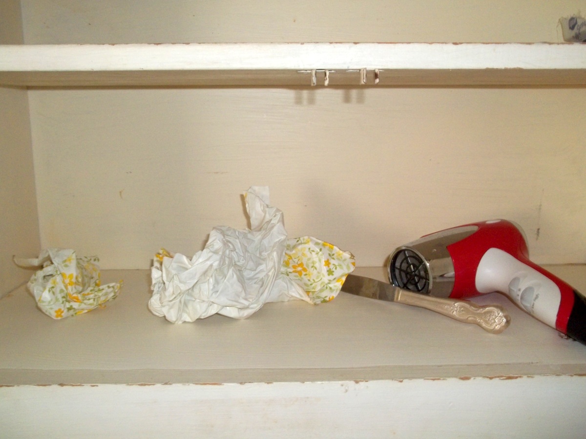 PICKIN and PAINTIN........... REMOVING OLD CONTACT PAPER