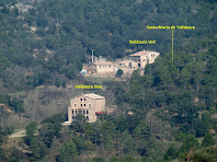 El conjunt de Valldaura, sota la carena de la Devesa, vist des del camí a la Roca dels Plans El conjunt de Valldaura, sota la carena de la Devesa, vist des del camí a la Roca dels Plans