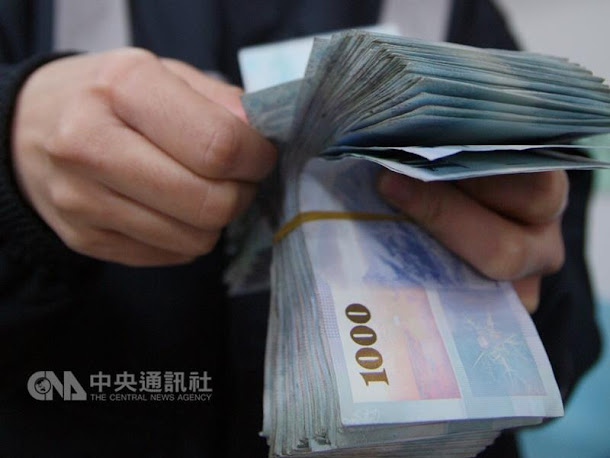 基本工資明年起月薪調漲至新台幣2萬2000元、時薪140元。根據勞動部統計,成本負擔部分,資方增加162億8900萬元。 基本工資明年起月薪調漲至新台幣2萬2000元、時薪140元。根據勞動部統計,成本負擔部分,資方增加162億8900萬元。