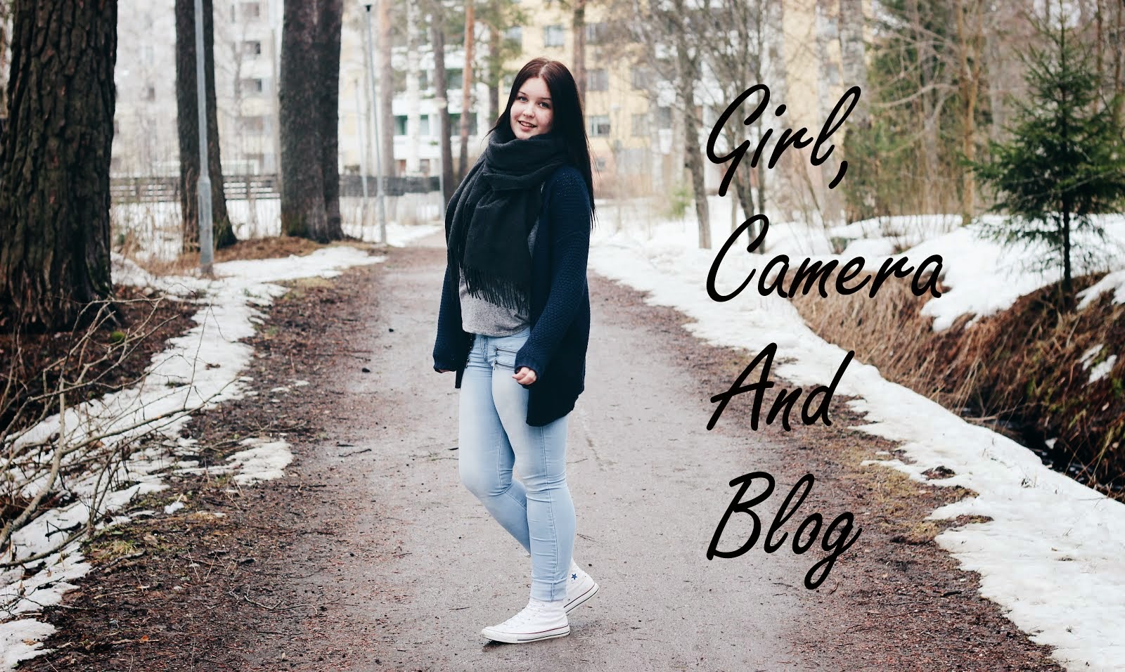 tyttö, kamera ja blogi