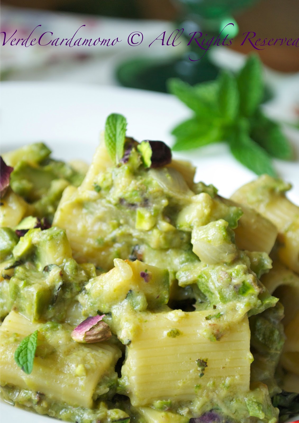 Mezze Maniche con Pesto di Zucchine, Pistacchi e Menta Romana Verde