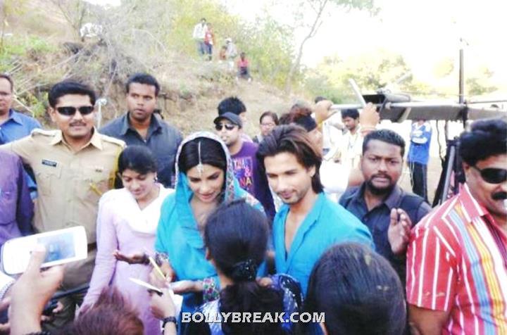  Priyanka Chopra Teri Meri Kahani sets -  Priyanka Chopra and Shahid Kapoor On the Sets of â€˜Teri Meri Kahaniâ€™