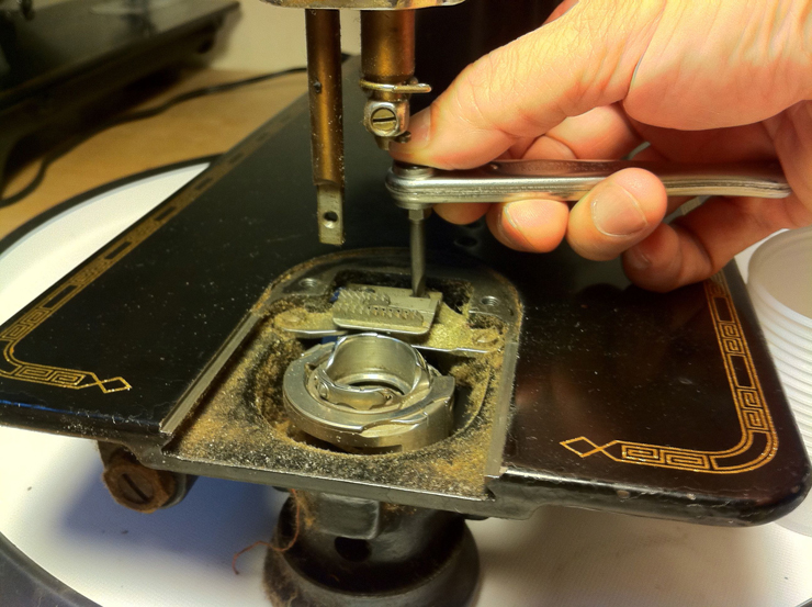 The Vintage Singer Sewing Machine Blog How To Remove a 201 Bobbin Case